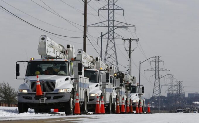 utility trucks lined up in Texas after 2021 winter storm Fahrzeuge der Elektrizitätsversorgungsunternehmen nach dem Wintersturm 2021 in Texas