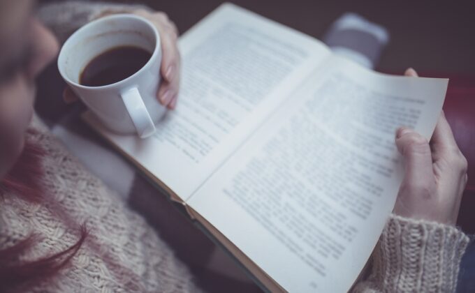 Frau trinkt Kaffee und liest Buch woman reads book in bed with coffee|Frau trinkt Kaffee und liest Buch woman reads book in bed with coffee