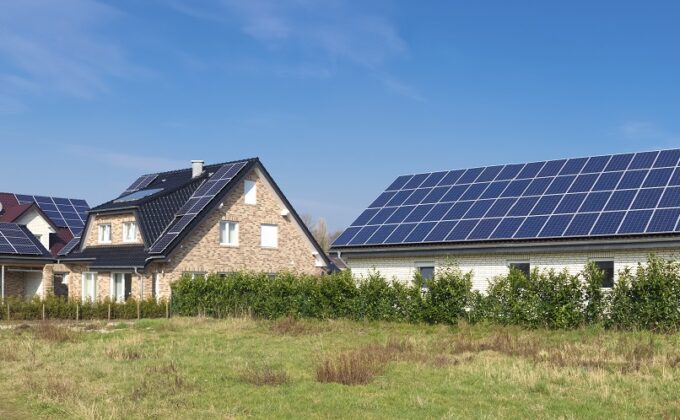 solar panels on roof of residential structures photovoltaik-anlagen auf häusern